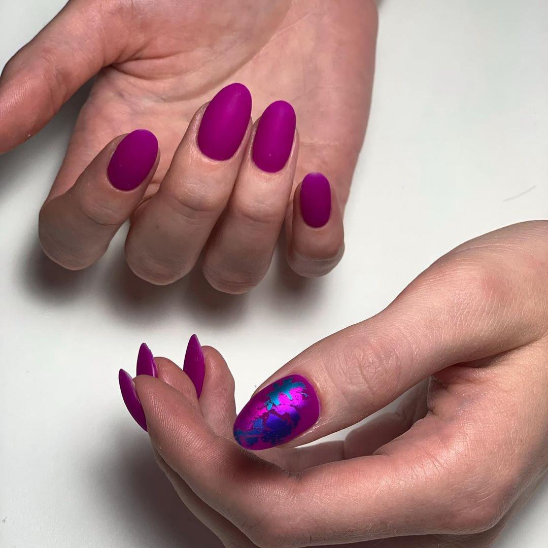 Фиолетовый - пурпурный маникюр матовый
