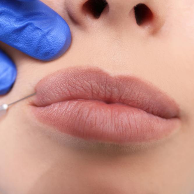 инъекции ботулотоксина в губы макро съемка